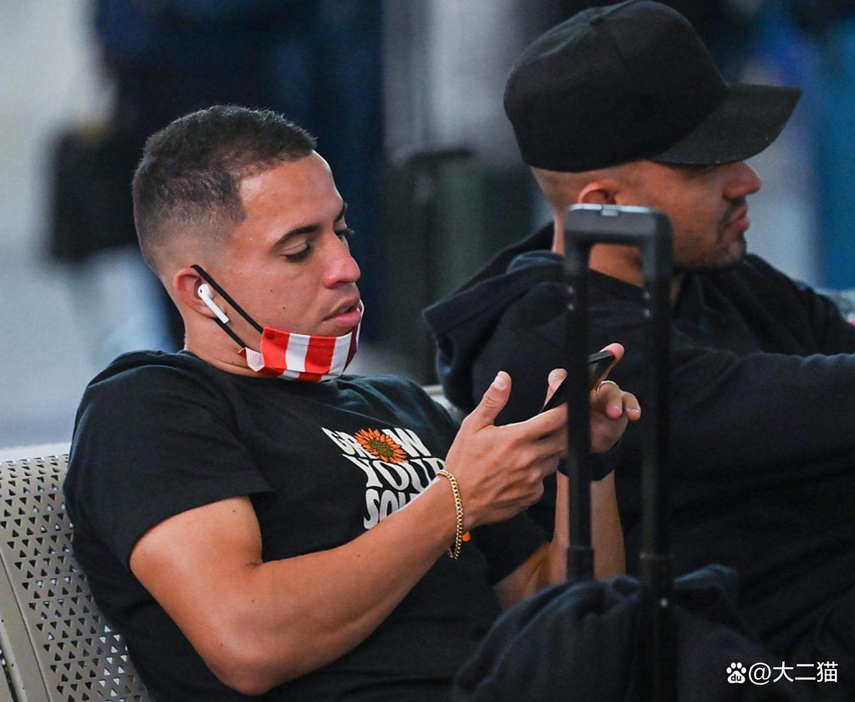 爱游戏体育-关于费耶诺德窗口期再遭质疑成都蓉城刷新队史纪录备战英超，网友：风云突变巴塞罗那赛后更衣室发声的信息